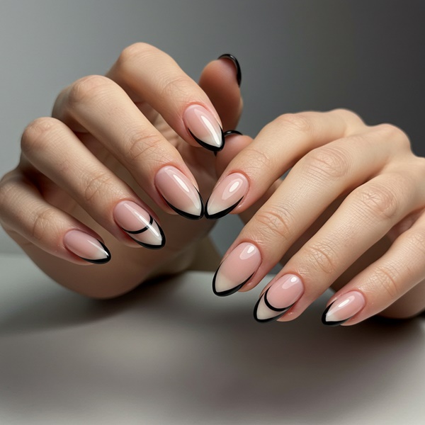 Manicura francesa doble en blanco y negro