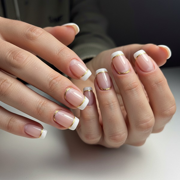 Doble manicura francesa en blanco y metalizado