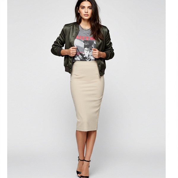 Mujer con falda lápiz y camiseta gráfica con bomber satinada, estilo Quiet Edge