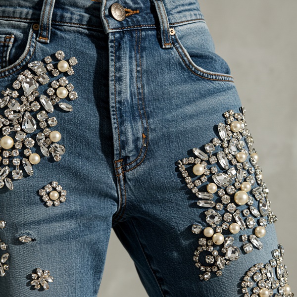 Jeans de mezclilla bordados con pedrería, tendencia Denim Couture
