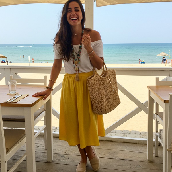 Look con falda midi y top off shoulder para comida en restaurante frente al mar