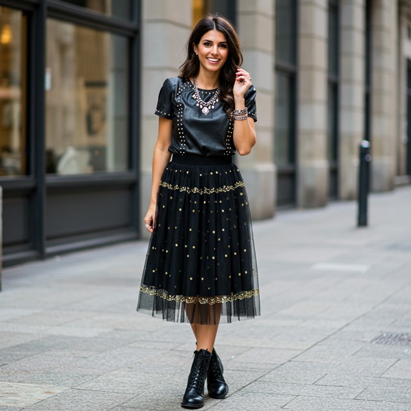 Look audaz con cuero y metálicos 