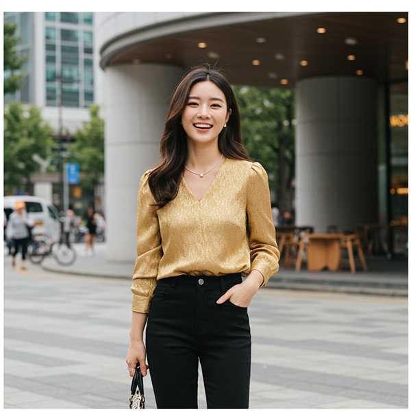Outfit con blusa dorada y pantalón negro 