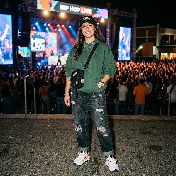 Outfit hip hop street style con prendas oversize y tenis
