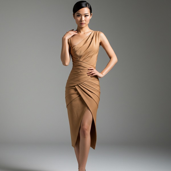 Vestido bandage camel con drapeado asimétrico para cenas elegantes