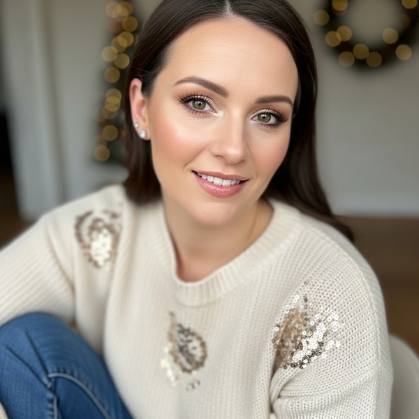 Ojos suaves con destellos para maquillaje de fiestas decembrinas