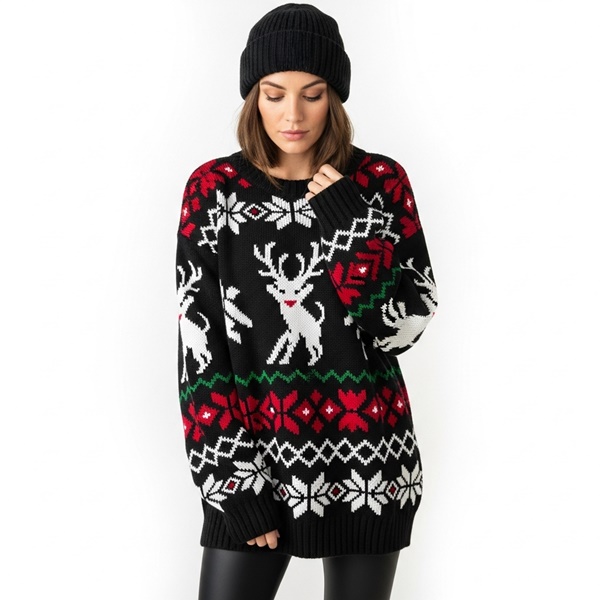 Ugly sweater con pantalón negro y botas para un look navideño estilizado