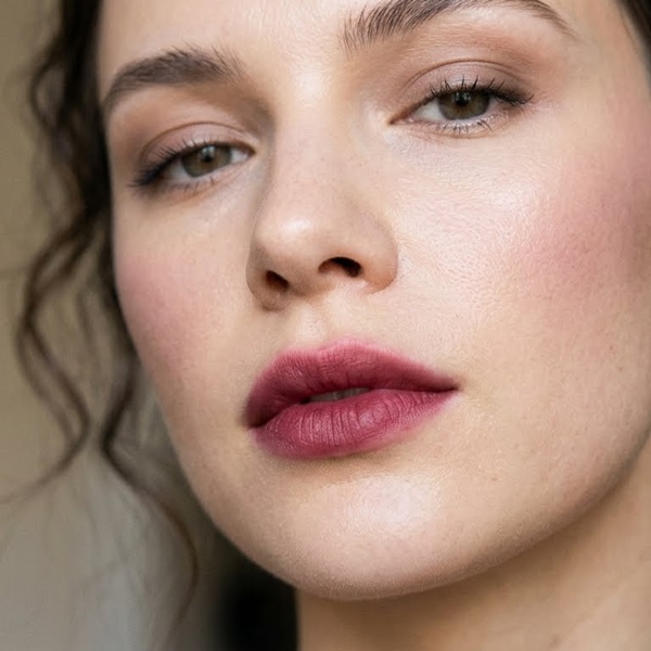 labios difuminados en tonos berry maquillaje sofisticado de noche