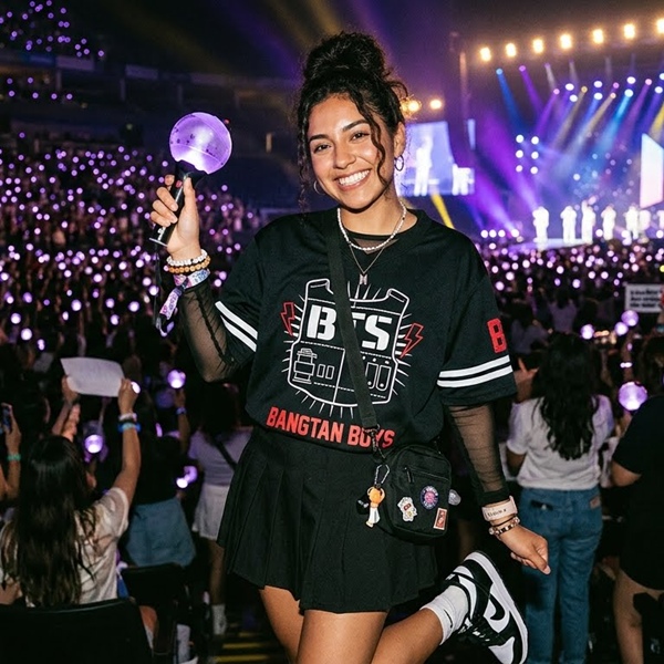 Outfit sporty inspirado en BTS con jersey cómodo para concierto