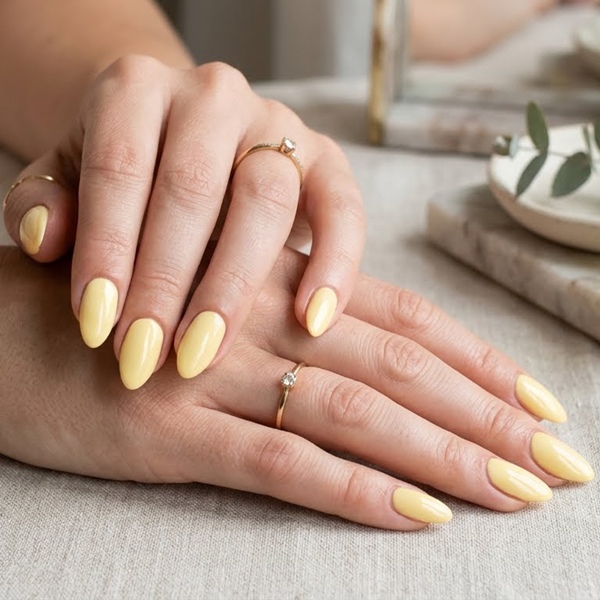 uñas Butter Yellow sólidas manicure minimalista amarillo suave brillante