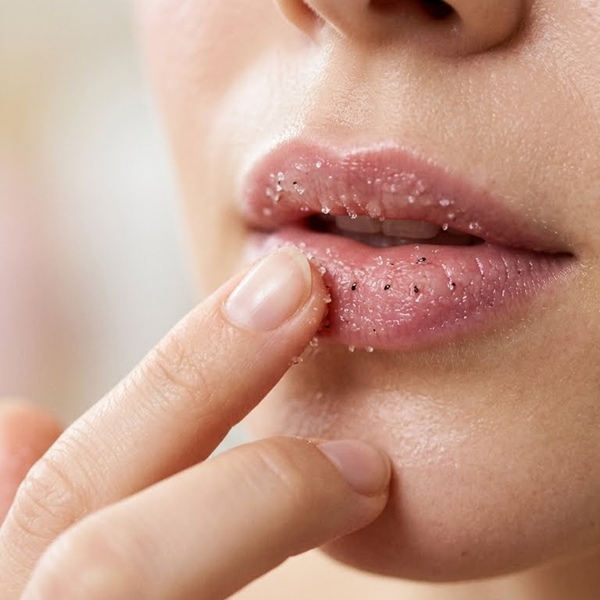 Exfoliante casero de azúcar y miel para labios secos