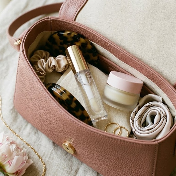No olvides guardar en tu bolso de verano un gloss o bálsamo labial