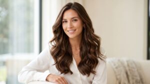 Mujer con cabello brillante y saludable que representa la tendencia expensive hair