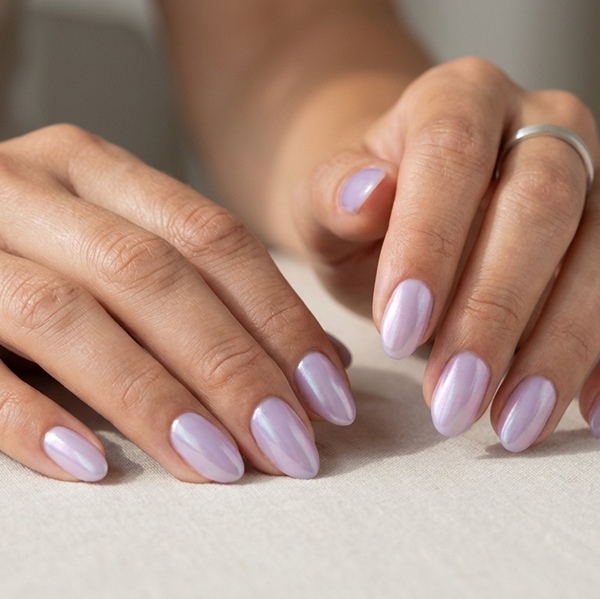 Toque perlado de la tendencia lavender Milk Nails