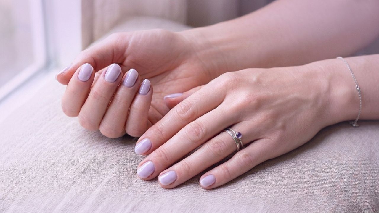 Lavender Milk Nails es la tendencia de la temporada