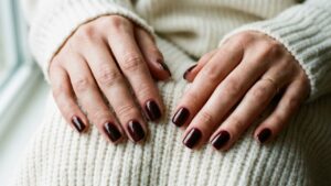 Súmate a la tendencias de las hcerry noir nails