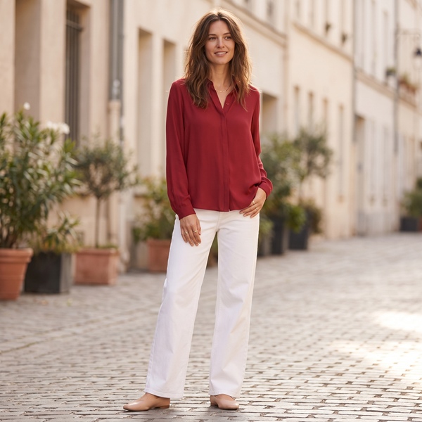 Look con camisa roja y pantalón blanco para combinar el color rojo